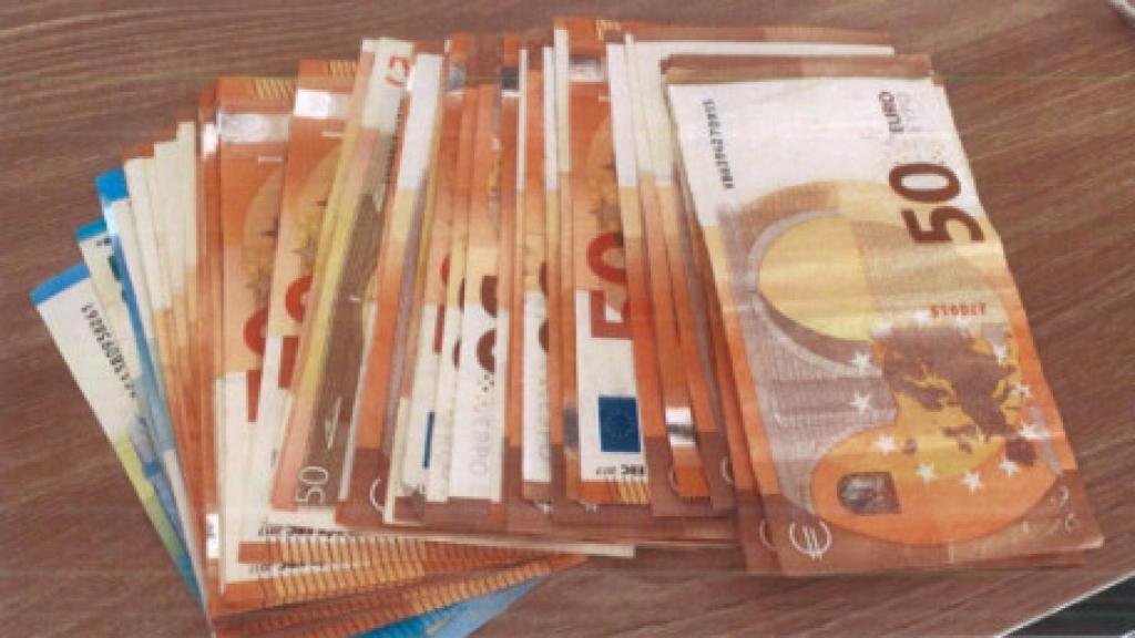 Imágenes de fajos de billetes detectadas por los investigadores durante sus pesquisas.