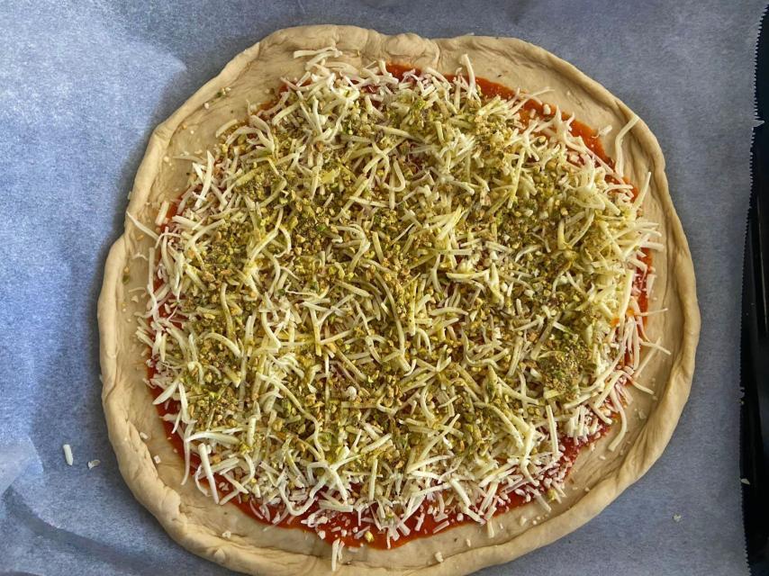 Pizza lista para meter al horno.
