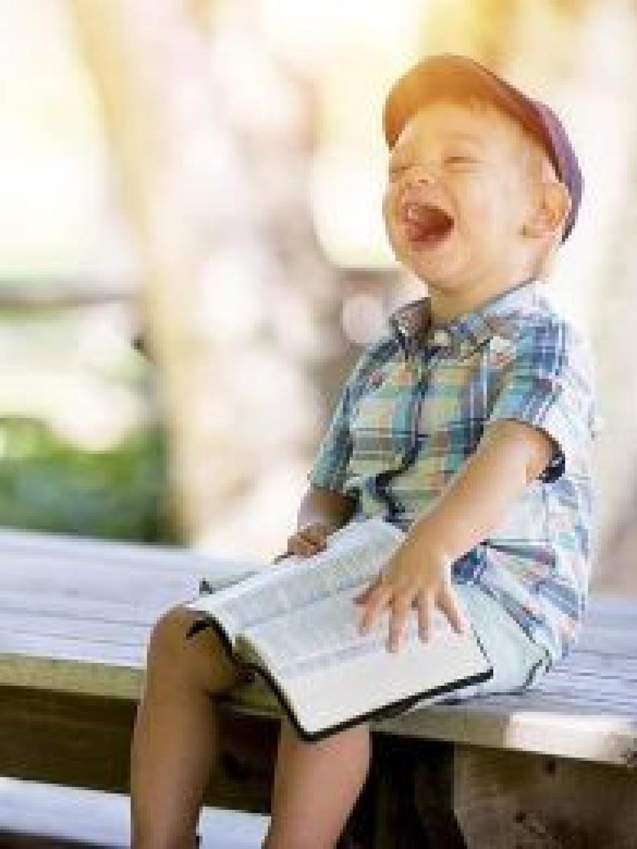 Un niño con un cuento en una imagen de archivo.
