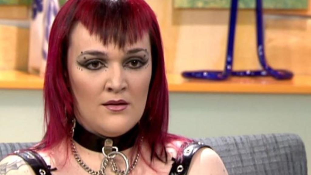 Tammy Martínez sentada en un plató de televisión tras la salida de 'La casa de tu vida'.