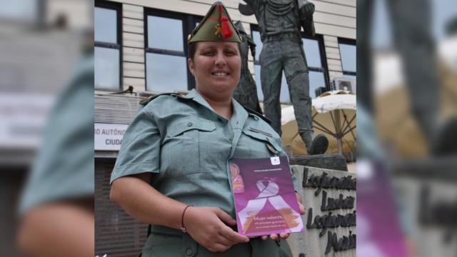 Nayra, en 2017, con el libro que escribió contando su experiencia contra el cáncer.