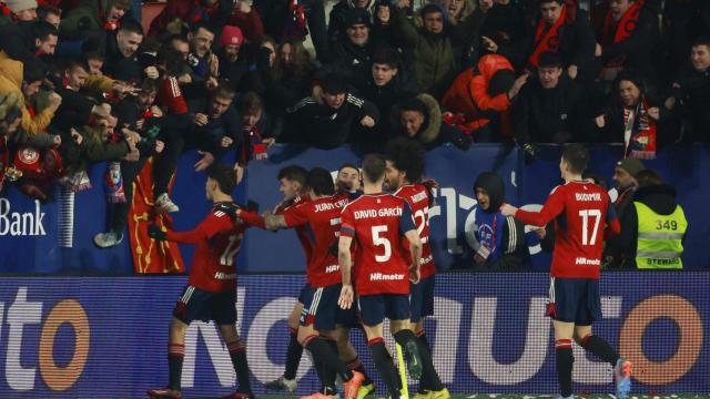 Los jugadores de Osasuna celebran el gol de la victoria ante el Athletic.