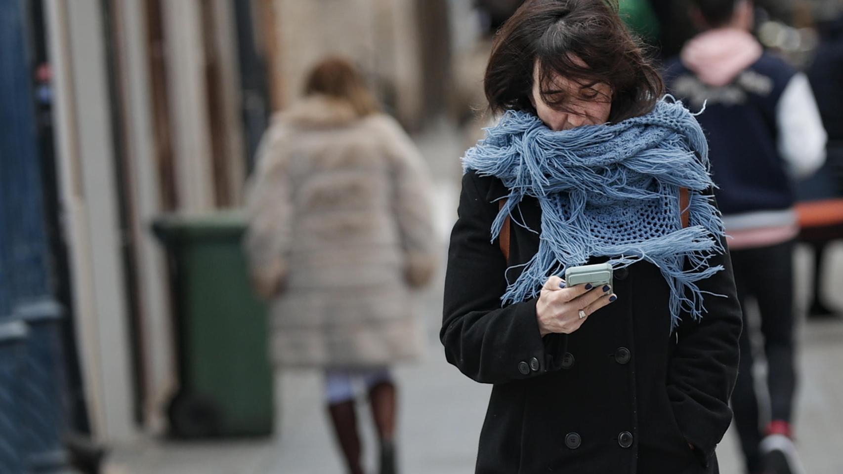 Una persona se resguarda del frío esta semana en la Comunidad Valenciana.