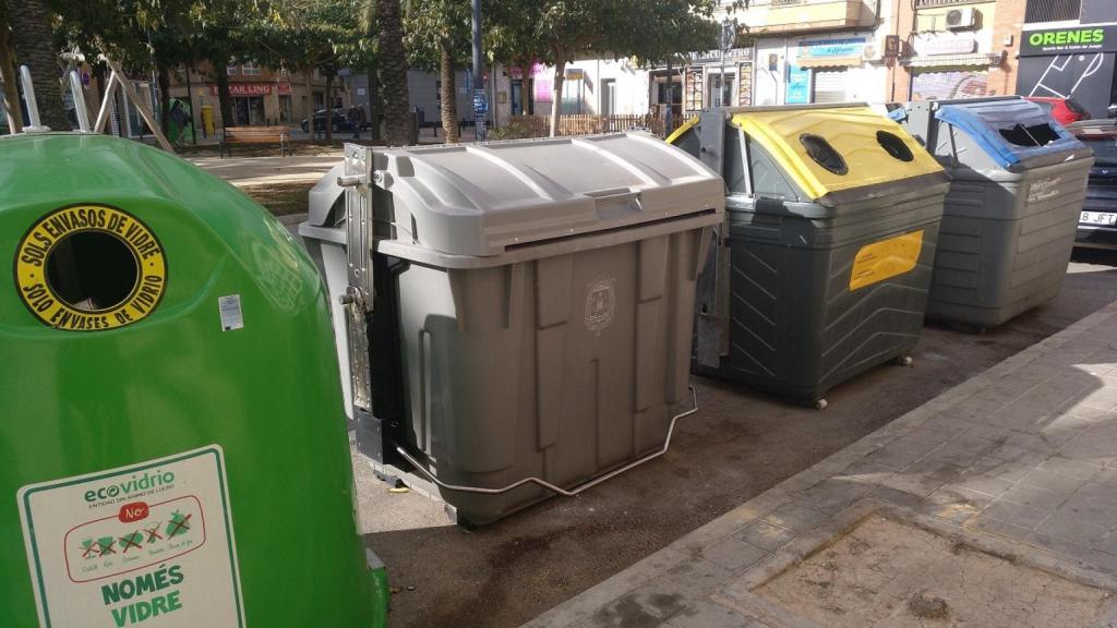 Los contenedores actuales en una zona céntrica de la ciudad.