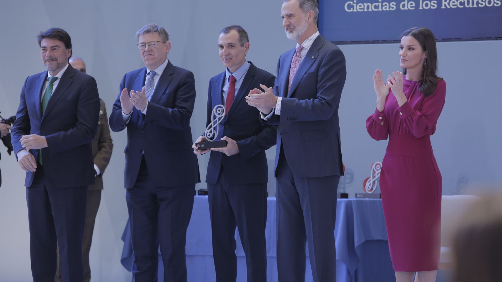 El científico de la Universidad de Alicante Fernando Maestre recoge su galardón de manos del Rey.
