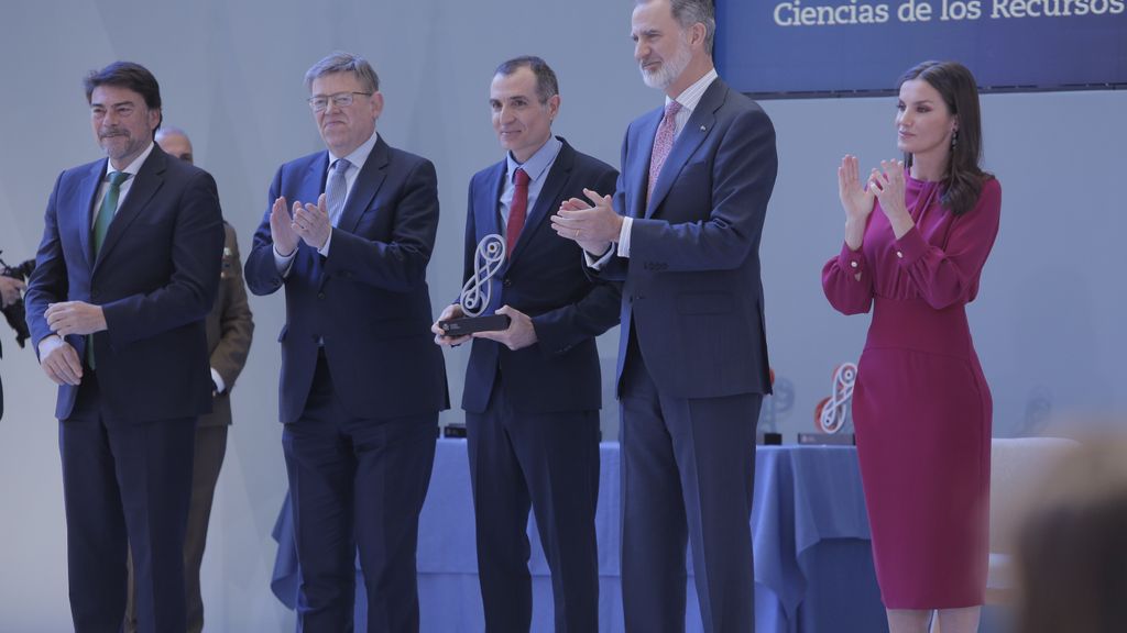 El científico de la Universidad de Alicante Fernando Maestre recoge su galardón de manos del Rey.