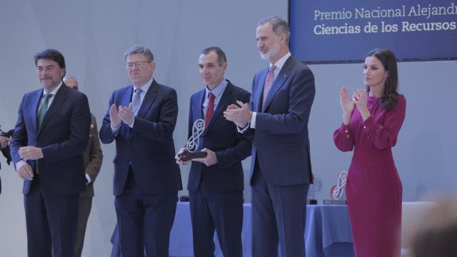 El científico de la Universidad de Alicante Fernando Maestre recoge su galardón de manos del Rey.