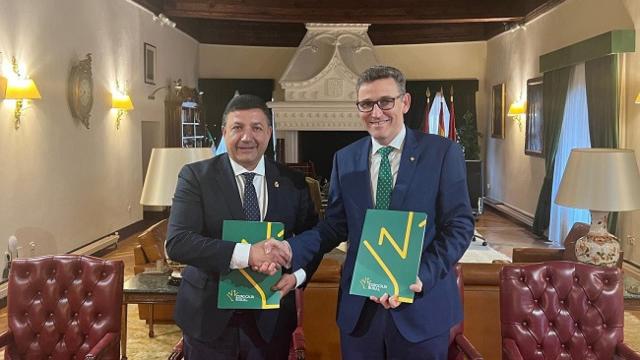 El momento de la firma del convenio entre Eurocaja Rural y la Diputación de Ávila.