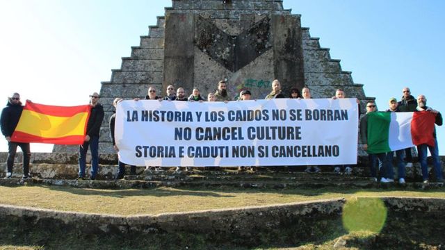 Imagen de la pancarta desplegada por Casa Pound y la Asociación Alfonso I ante la pirámide de los italianos, en Burgos.