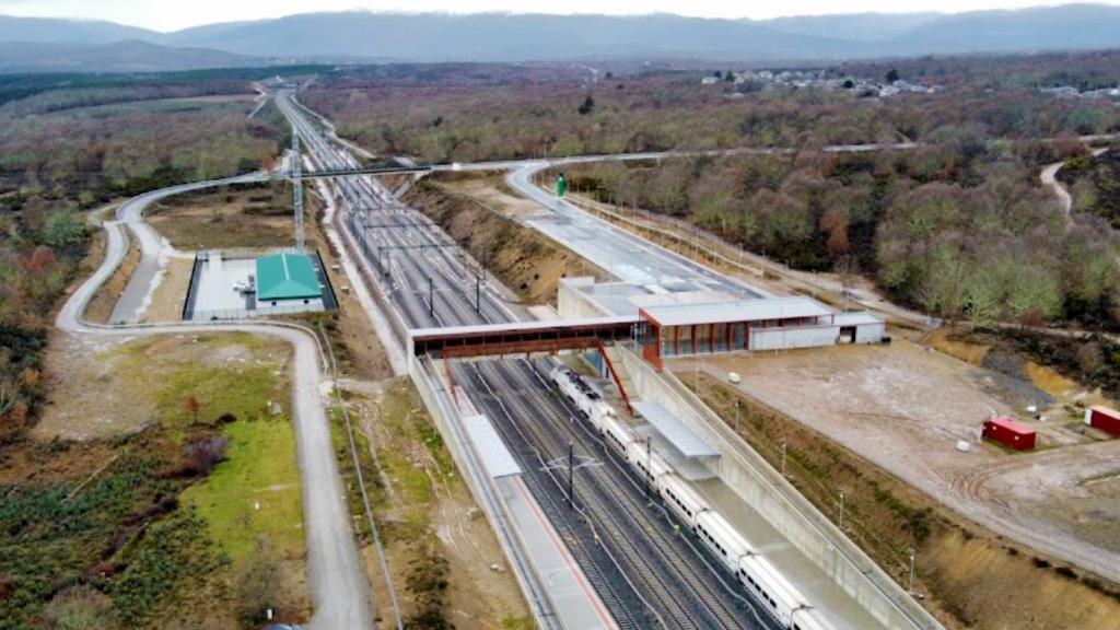 La estación de Sanabria AV durante las obras, donde se puede ver Otero de Sanabria al fondo, tras la carretera