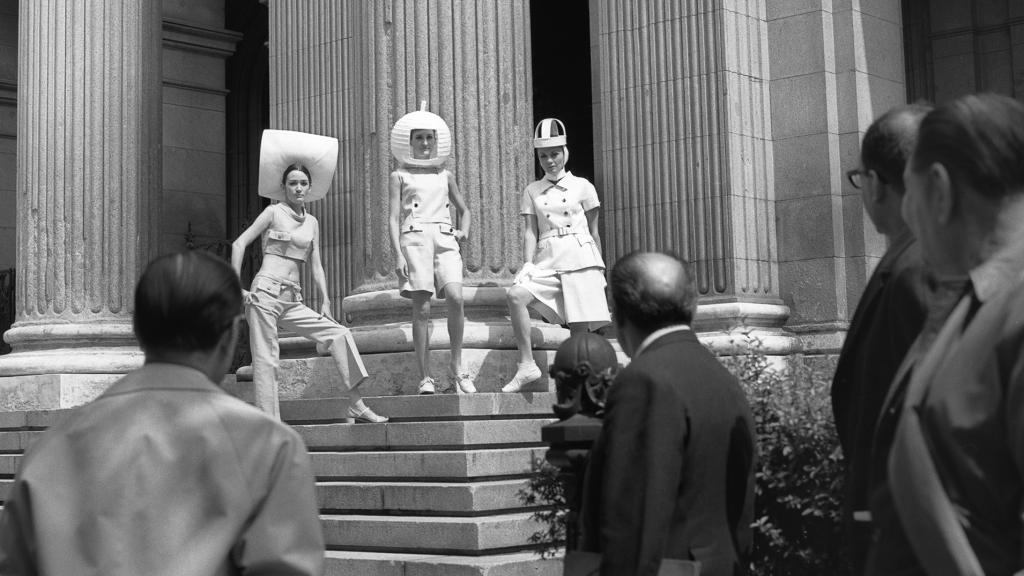 Lourdes Albert, a la derecha, junto a otras dos maniquíes con modelos de Antonio Nieto en las escalinatas del Palacio de la Bolsa. Madrid, abril de 1967 © Joana Biarnés/ Photographic Social Vision