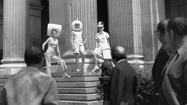 Lourdes Albert, a la derecha, junto a otras dos maniquíes con modelos de Antonio Nieto en las escalinatas del Palacio de la Bolsa. Madrid, abril de 1967 © Joana Biarnés/ Photographic Social Vision