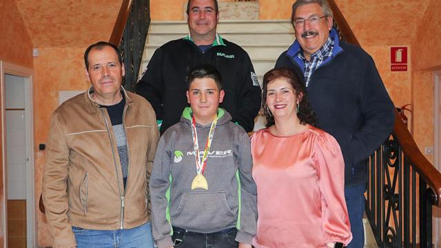 El joven Alejandro posando con la medalla del Campeonato de España, tras la recepción en el Ayuntamiento.