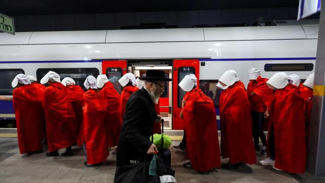 Mujeres vestidas como las criadas de 'El cuento de la criada' recorren Jerusalén para protestar contra la reforma del poder judicial que quiere llevar a cabo el Gobierno de Netanyahu.