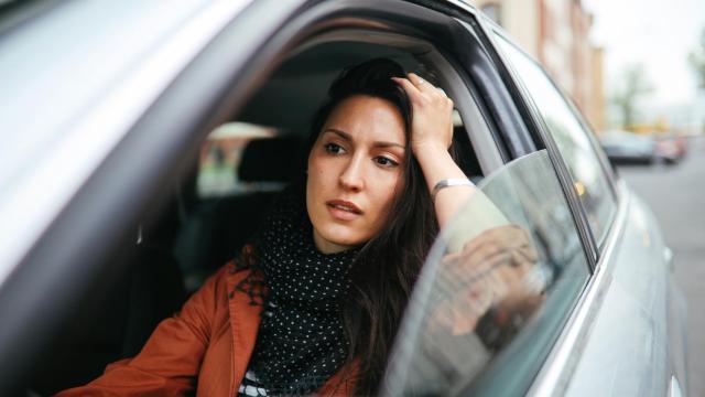 Imagen de archivo de una mujer conduciendo.