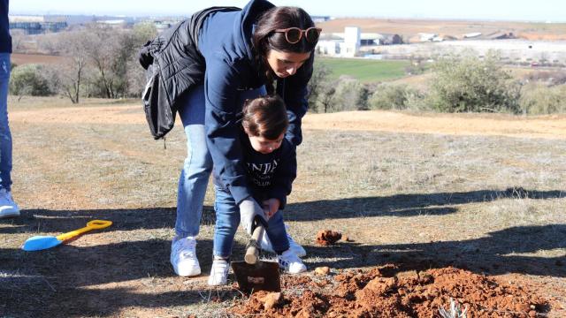 Imagen de una de las voluntarias con su bebé durante la jornada de Reforesta y Tendam.