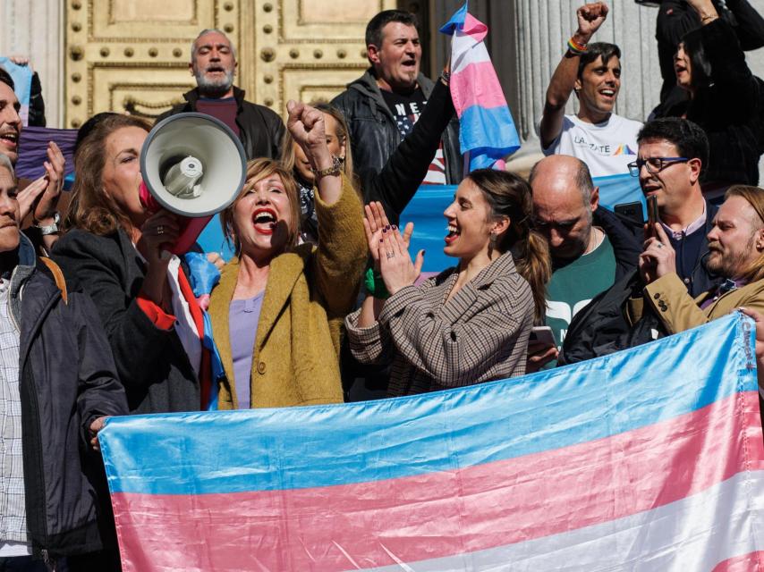 La exministra de Igualdad, Irene Montero, celebra junto a activistas la aprobación de la Ley Trans en 2023.