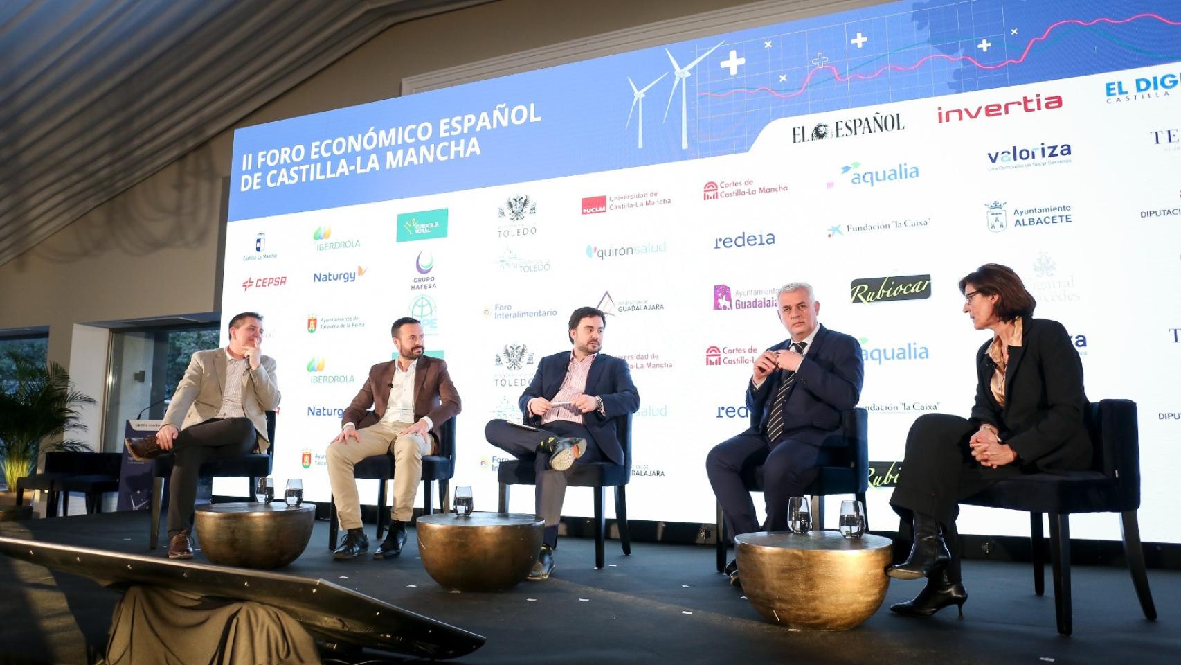 Santiago Cabañero Masip, presidente de la Diputación de Albacete; José Luis Escudero Palomo, consejero de Desarrollo Sostenible de la Junta de Comunidades de Castilla-La Mancha; Arturo Criado, subdirector de Invertia; José Luis Vega Pérez, presidente de la Diputación de Guadalajara; y Inmaculada Gallego, vicerrectora de Sostenibilidad e Infraestructuras de la Universidad de Castilla-La Mancha.