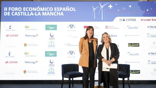 La consejera de Igualdad, Blanca Fernández, con Esther Esteban