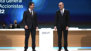 Carlos Torres y Onur Genç, presidente y consejero delegado de BBVA, en la Junta de Accionistas de 2022.