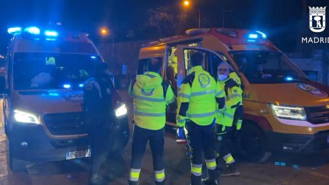 Sanitarios y policías atienden al herido en Concha Espina.