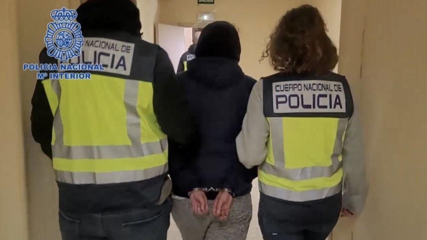 Agentes de la Policía Nacional custodian a la fugitiva detenida en Madrid.