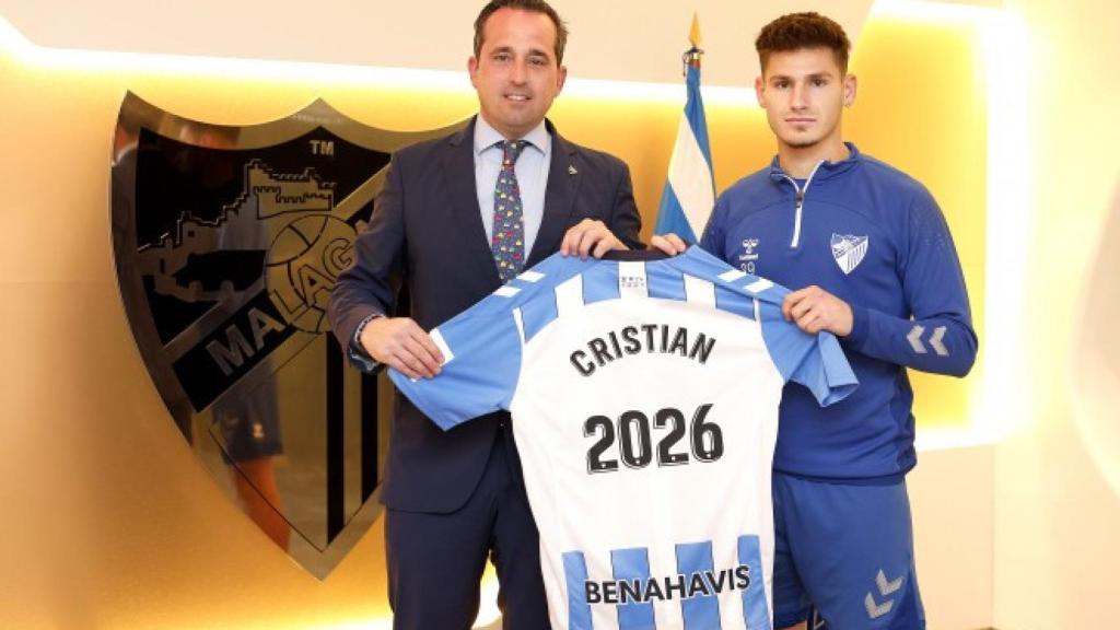 Cristian posa junto a Kike Pérez, director general del Málaga CF