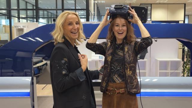 Mª Helena Antolín (a la izda.) y Gloria Lomana, en la fábrica del Grupo Antolín en Burgos.