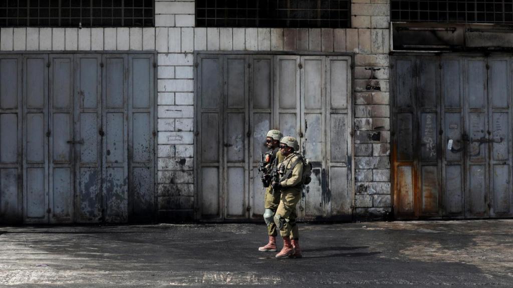 Dos militares israelías patrullan una de las zonas de conflicto
