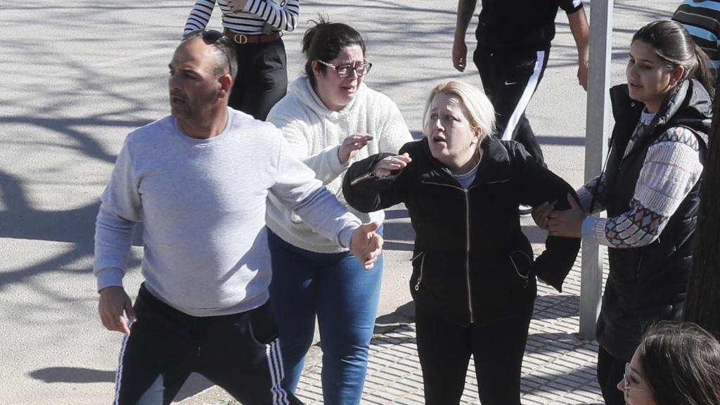 La madre (c) de la joven de 17 años presuntamente asesinada por su novio de 20 años en la localidad sevillana de El Rubio