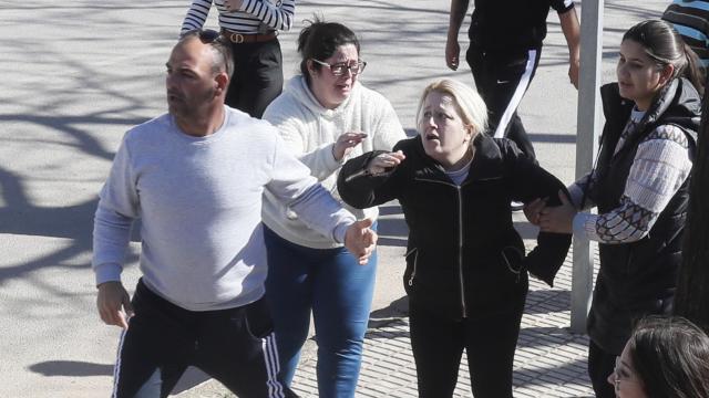 La madre (c) de la joven de 17 años presuntamente asesinada por su novio de 20 años en la localidad sevillana de El Rubio