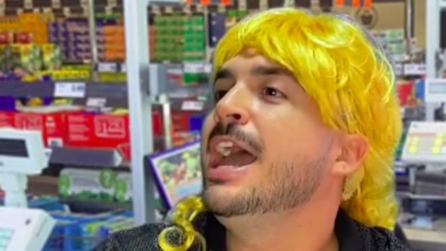 Una de las cajeras representadas en el vídeo.