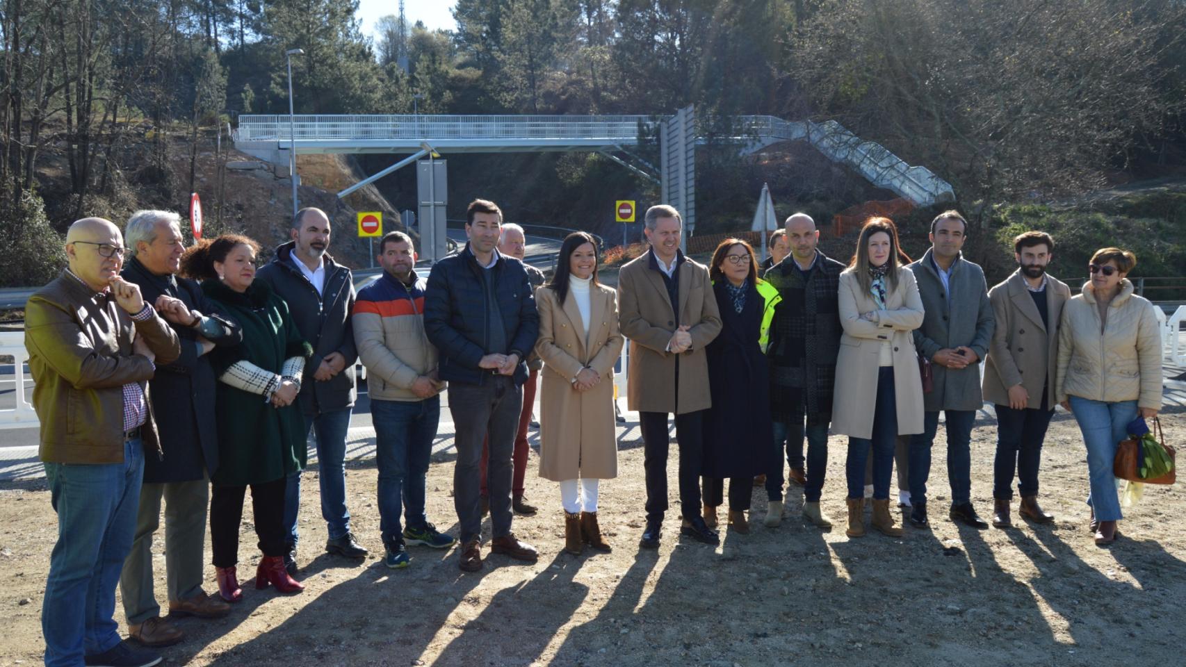 Visita del delegado del Gobierno en Galicia a la nueva pasarela sobre la A-52 en Mos (Pontevedra).
