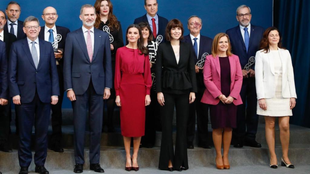 Los Reyes posan con todos los premiados.