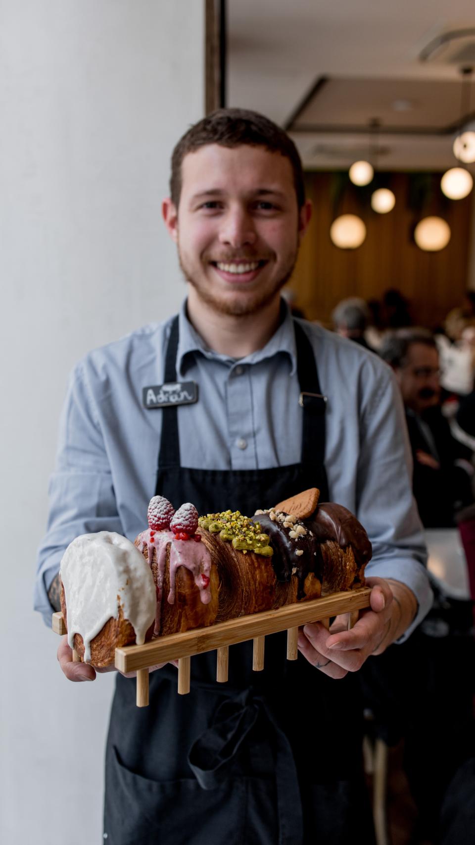 Un empleado de Maison Kayser enseña los rollitos.