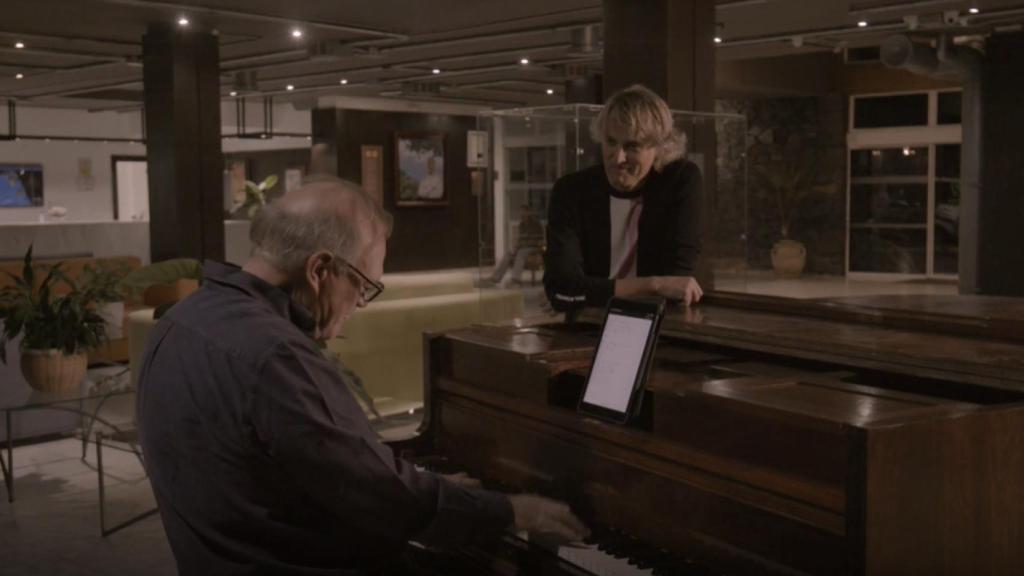 El presentador Pedro Piqueras sorprende a Jesús Calleja tocando el piano.