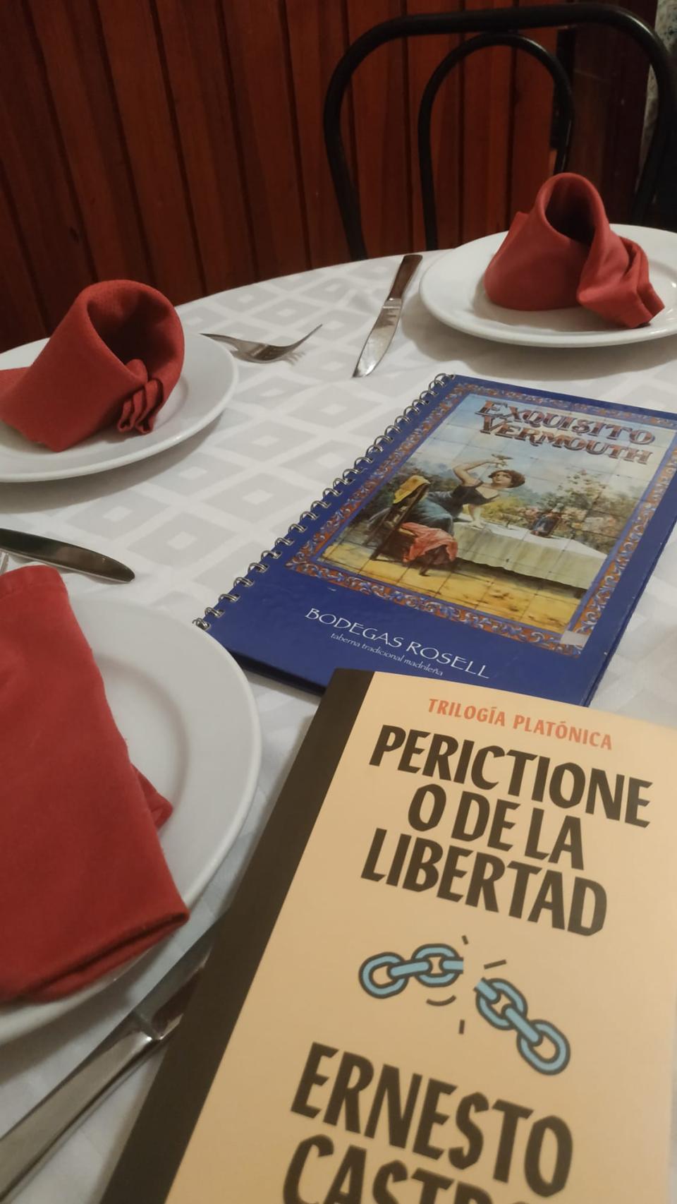 La portada del último libro de Ernesto Castro junto a la carta de Bodegas Rosell.