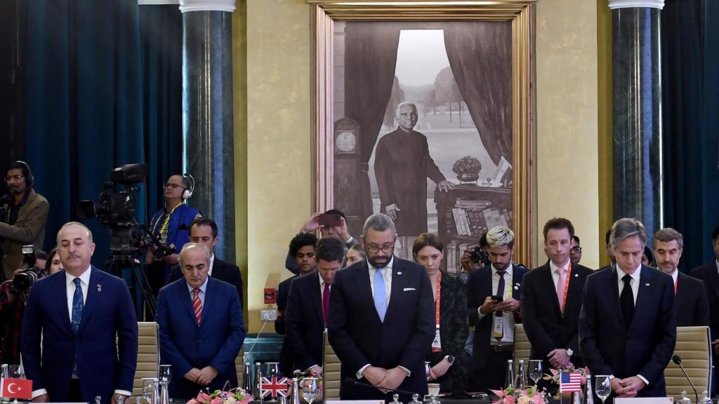 El ministro turco de Asuntos Exteriores, Mevlut Cavusoglu, el ministro británico de Asuntos Exteriores, James Cleverly, y el secretario de Estado estadounidense, Antony Blinken en el G20.
