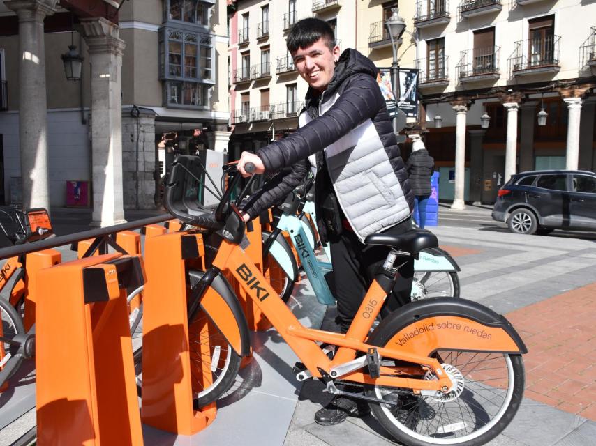 Hugo sacando la bici de Biki