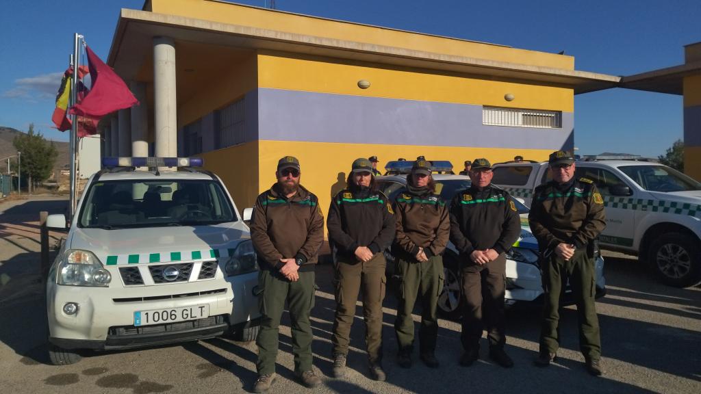 Los agentes de medio ambiente en el Centro de Emergencias Lorca-Norte, situado en la pedanía de Zarcilla de Ramos, antes de subirse a los  todoterreno para llevar a la expedición a los recintos de suelta blanda de lince ibérico.