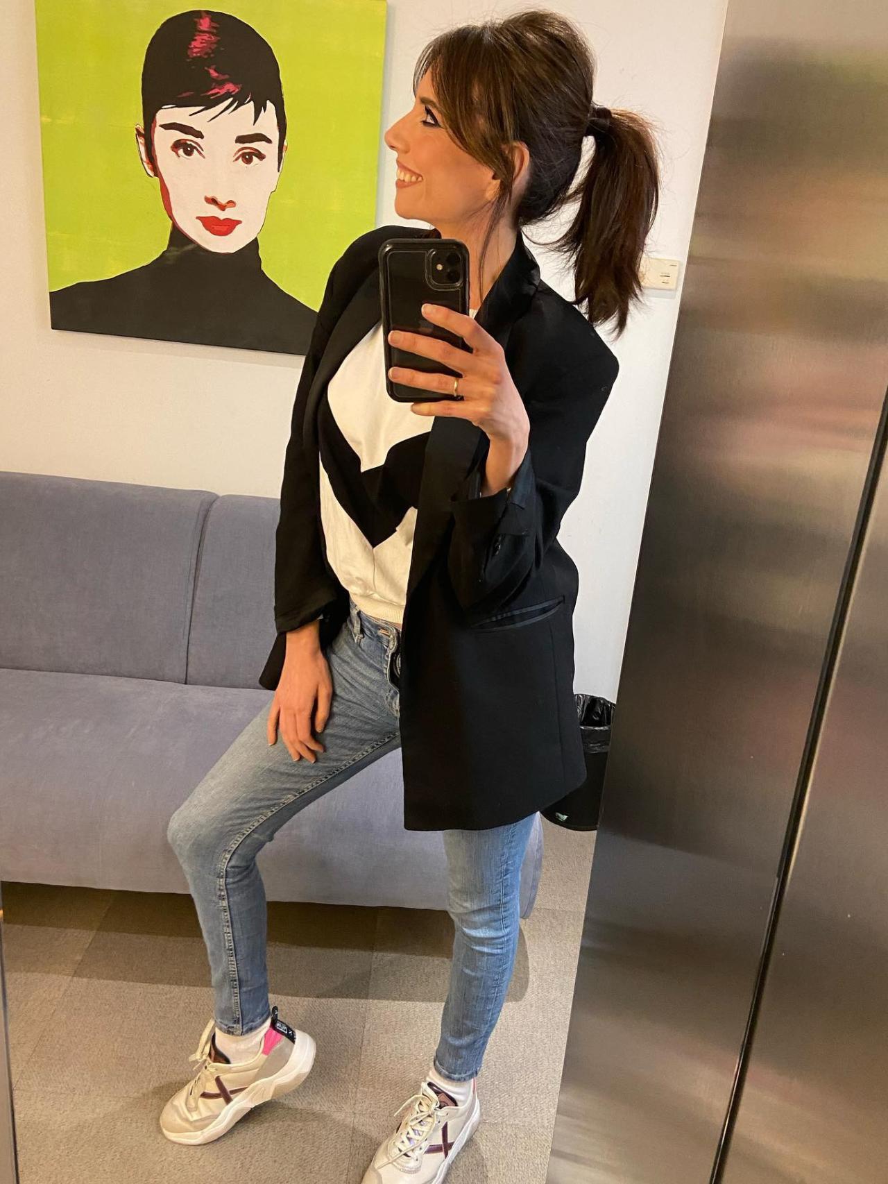 La presentadora enseña su peinado en el camerino.