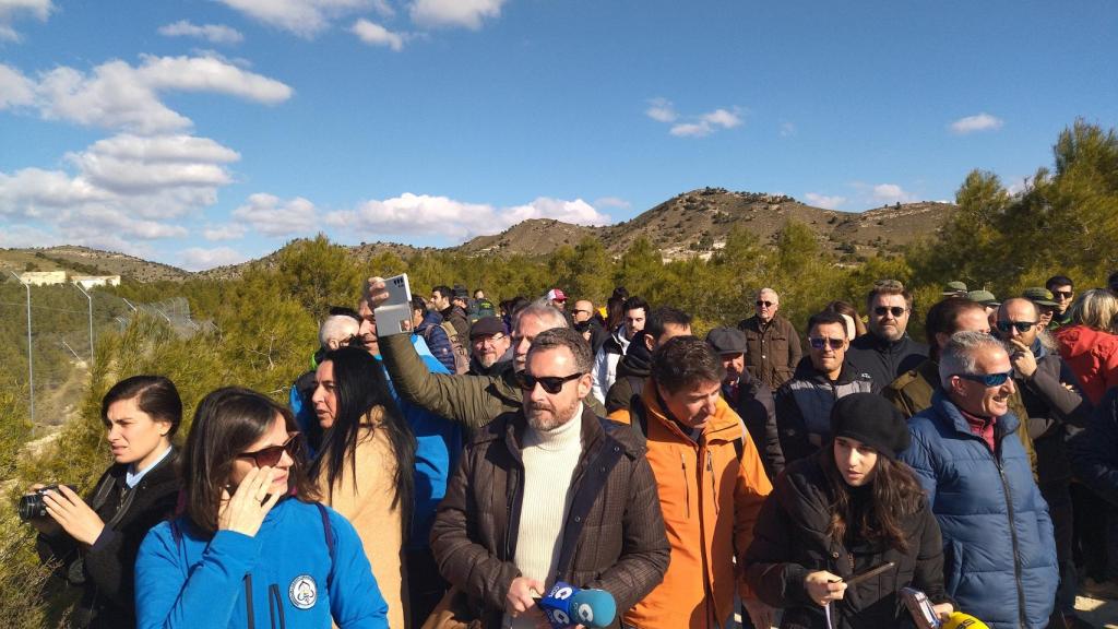 La comitiva de periodistas, alcaldes pedáneos, representantes de colectivos ecologistas y cazadores, este jueves. aguardando a la liberación de los linces ibéricos.