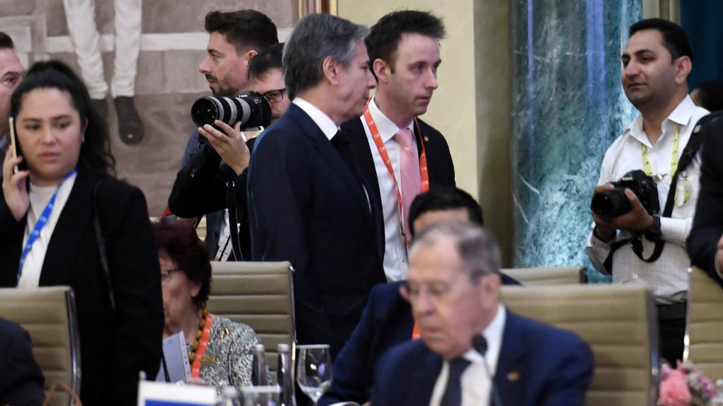 Lavrov, en primera plana, y Blinken, en segunda plana.