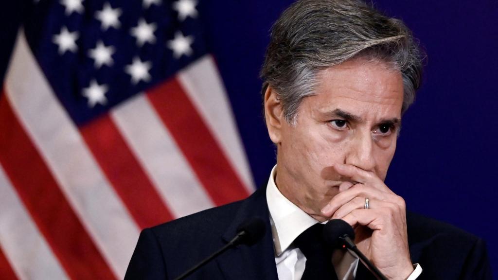 El secretario de Estado de Estados Unidos, Antony Blinken, reacciona durante una conferencia de prensa en Nueva Delhi.
