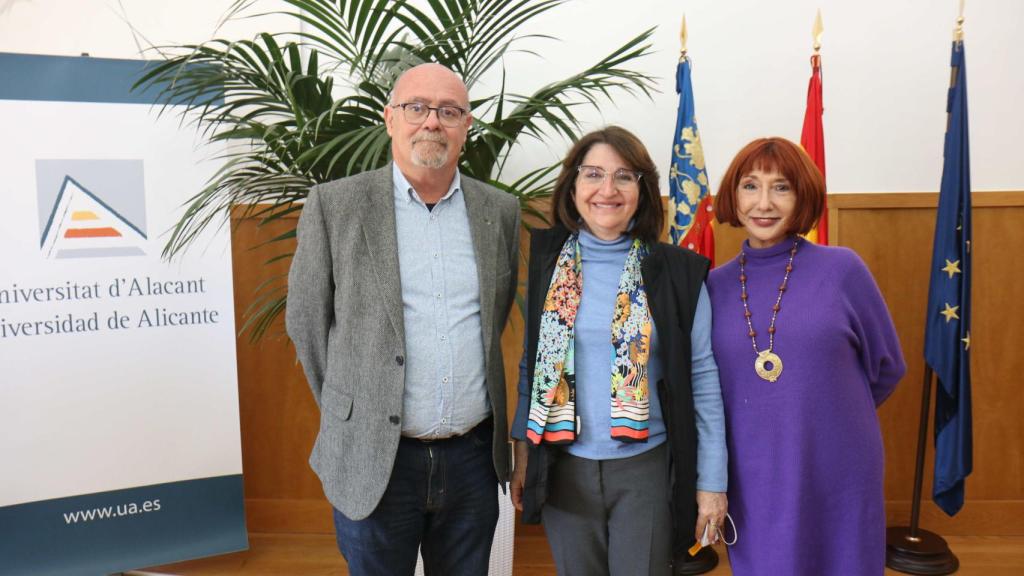 La rectora de la UA, Amparo Navarro, en el acto oficial de recepción de la documentación masónica.