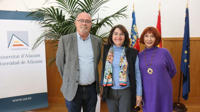 La rectora de la UA, Amparo Navarro, en el acto oficial de recepción de la documentación masónica.