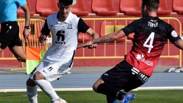 Un momento en el último encuentro entre el Eldense y La Nucía.