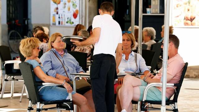 Un camarero sirviendo una mesa en Valencia, en imagen de archivo.