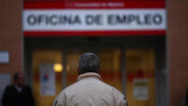 Un hombre delante de una oficina de empleo, en imagen de archivo.