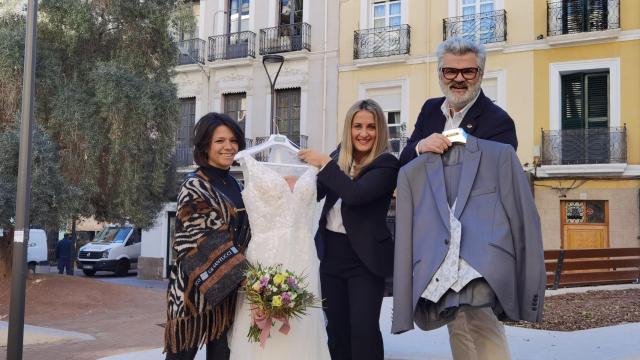 Marisa Giménez, Rosana Cantó y Vicente Armengol, en la plaza Nueva de Alicante.